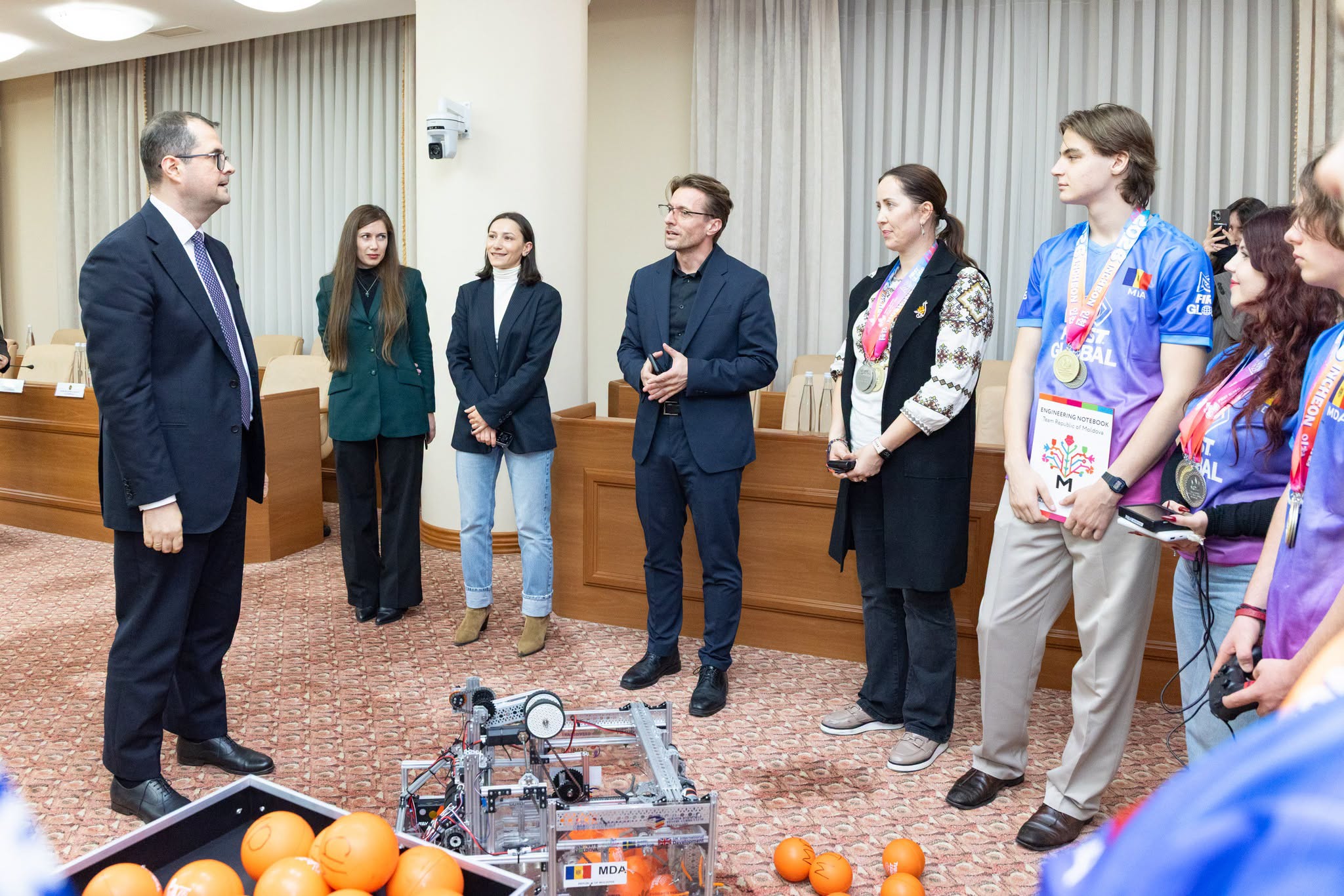 Premierul Vasile Tofan în timpul întâlnirii cu Echipa Națională de Robotică