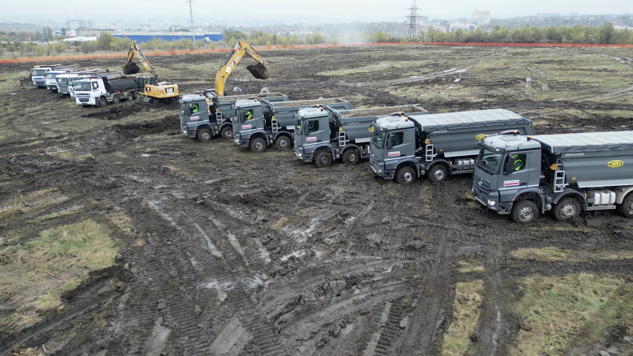 Excavatoare și utilaje de construcție pe șantierul centrului comercial de la Stăuceni