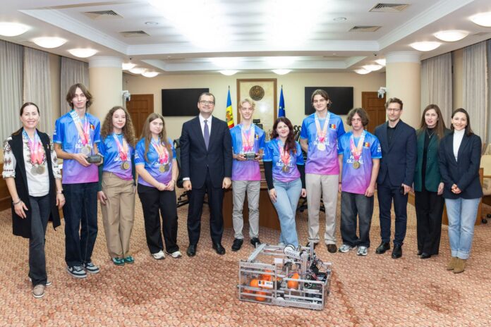 Premierul Vasile Tofan i-a felicitat pe tinerii care au adus Moldovei trei medalii la Campionatul Mondial de Robotică