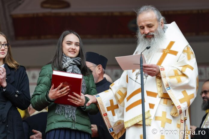 Zece tineri cu rezultate deosebite, premiați de Mitropolitul Teofan la Hramul Sfintei Parascheva