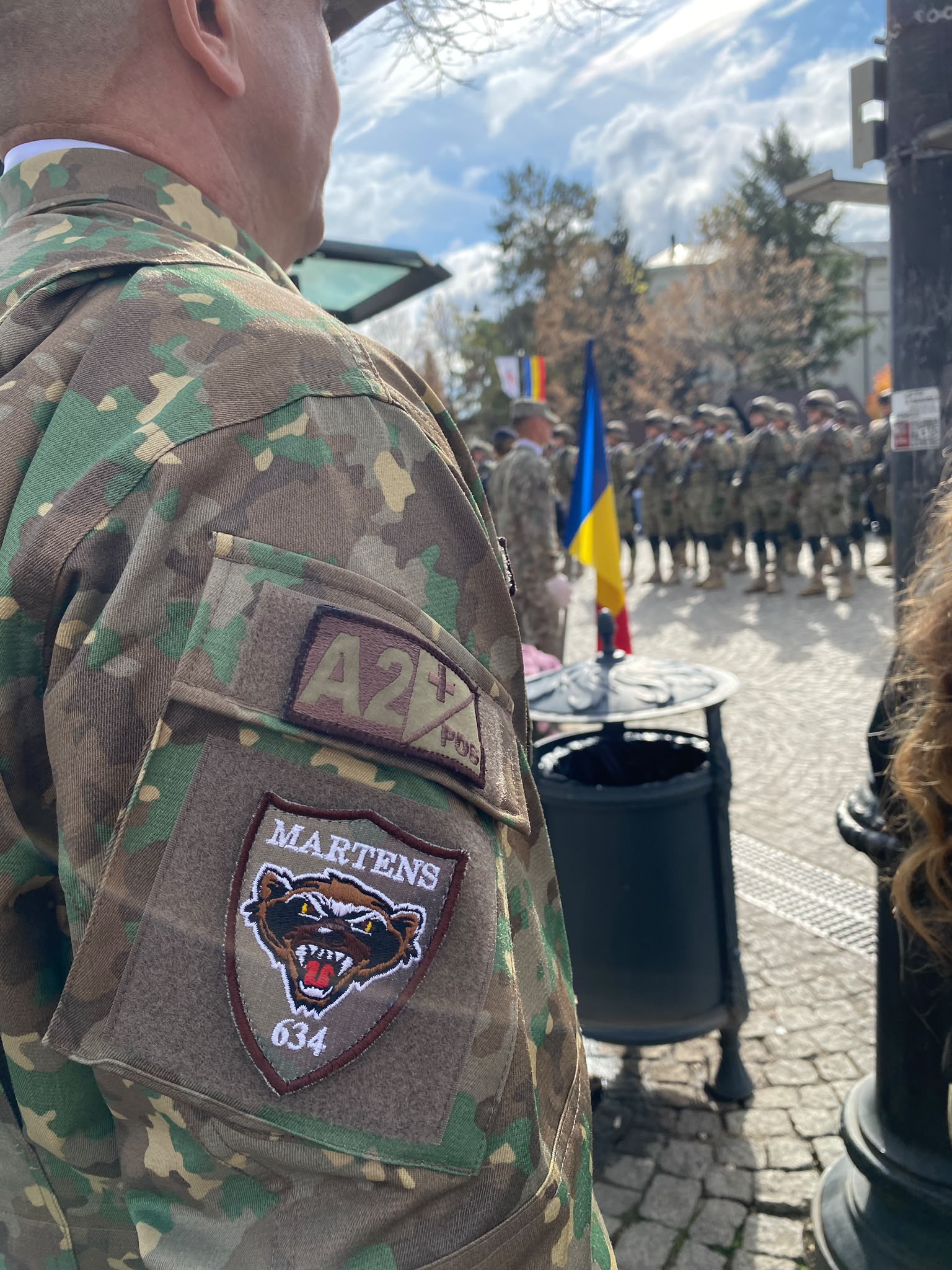 Emblema batalionului 634 „Martens” pe uniforma unui militar prezent la ceremonia de Ziua Armatei de la Iași