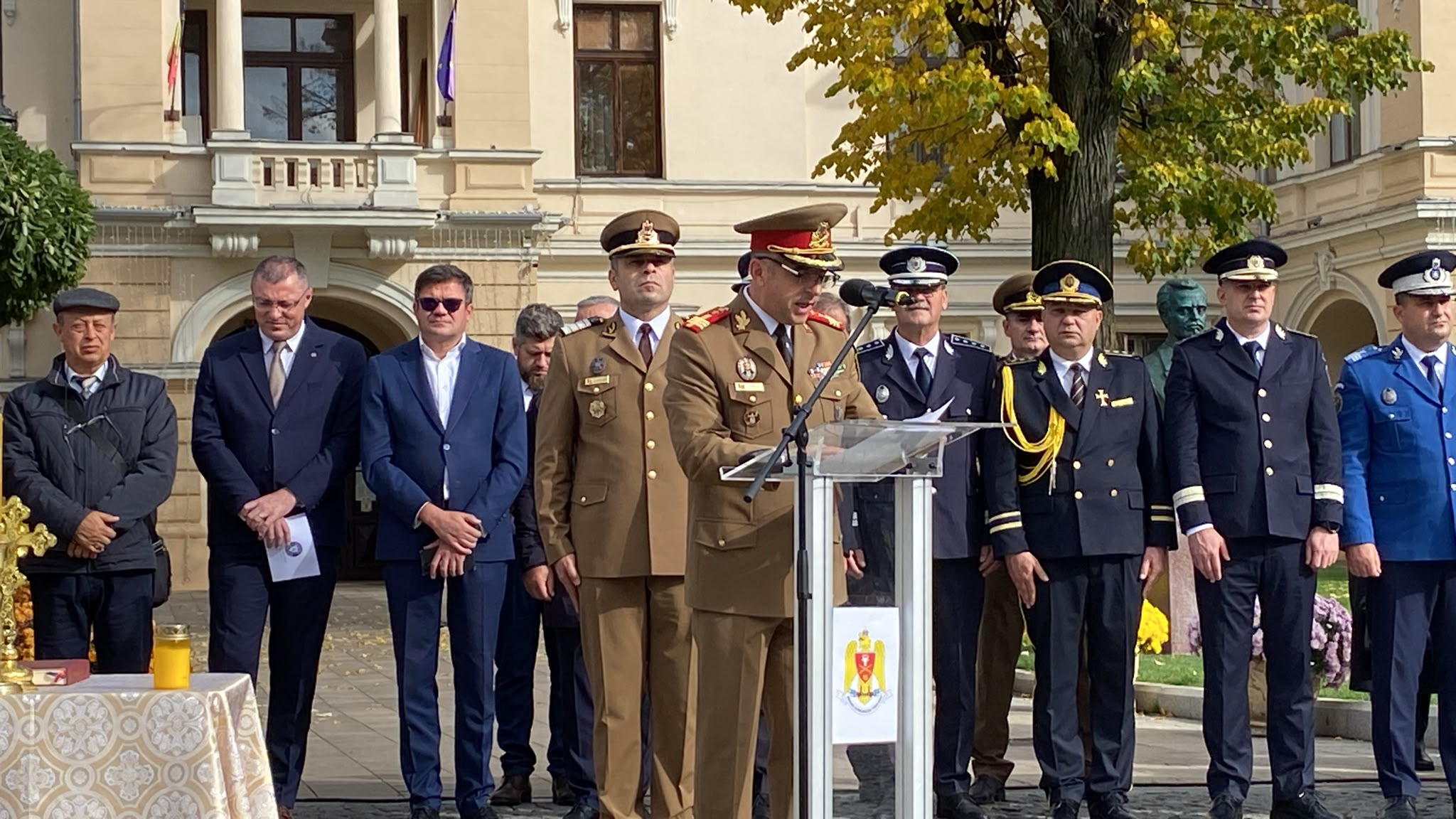 Ofițer superior citind mesajul Statului Major al Apărării la ceremonia de Ziua Armatei din fața Primăriei Iași
